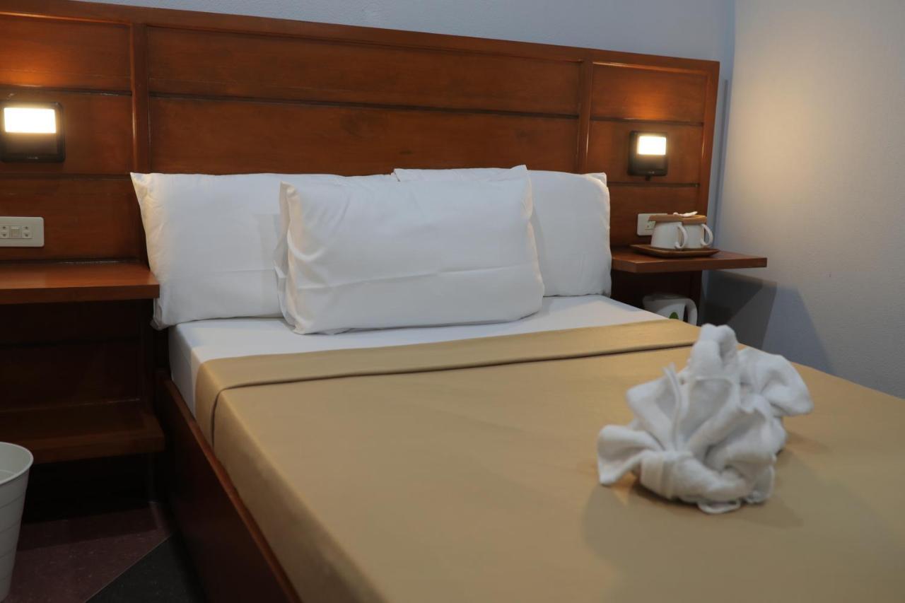 Cerca Hotel Balabag  Buitenkant foto